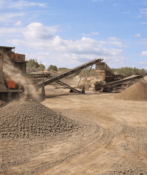 Alpmak Makina, Kırıcılar, Eleme Üniteleri, Yıkayıcılar, Besleyiciler, Konveyörler, Bunkerler, Mobil Üniteler, Taş Kırma Eleme Tesisleri, Konkasör